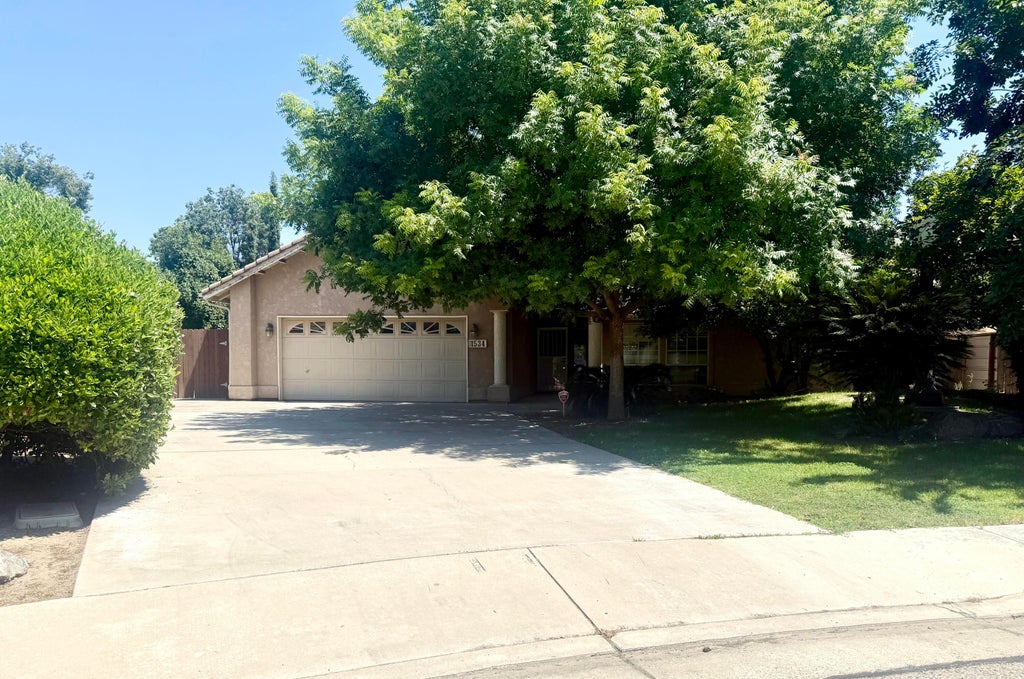 Photo of 1534 S Grand Street, Visalia, CA 93292 (MLS # 242091)