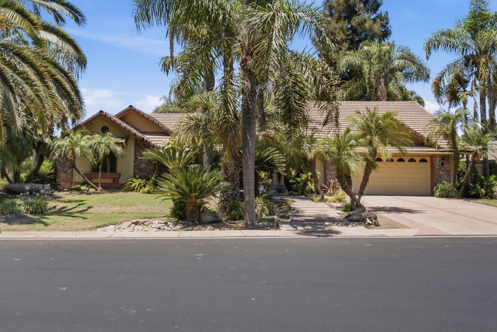 Photo of 1549 N Tamarack Street, Visalia, CA 93291 (MLS # 242879)