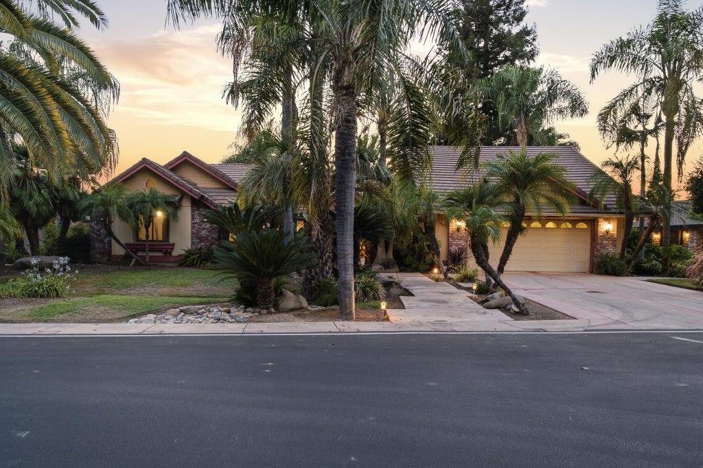 Photo of 1549 N Tamarack Street, Visalia, CA 93291 (MLS # 242879)