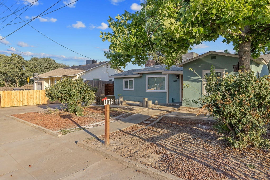 Photo of 1019 E Laurel Avenue, Visalia, CA 93292 (MLS # 241896)