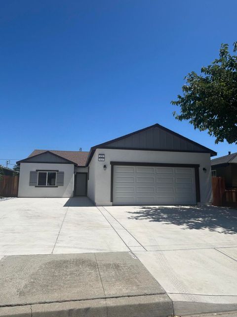 Photo of 929 W 6th Street, Merced, CA 95341 (MLS # 242694)
