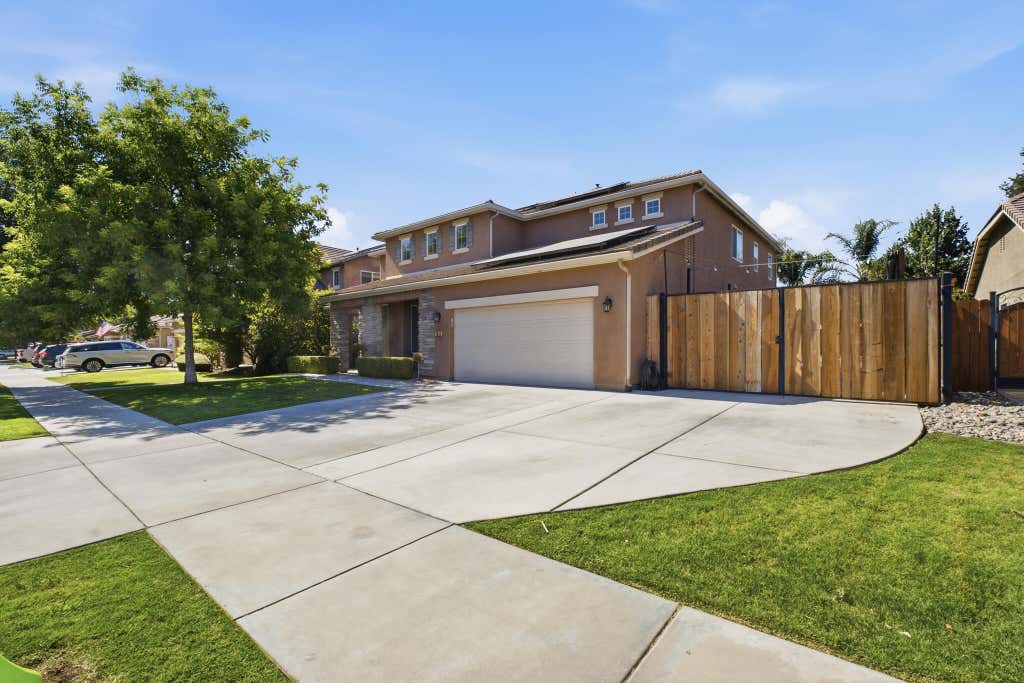 Photo of 2634 W Taylor Avenue, Visalia, CA 93291 (MLS # 242766)