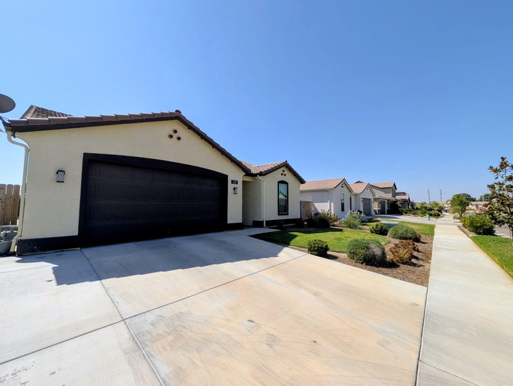 Photo of 1135 E Seeger Avenue, Visalia, CA 93292 (MLS # 244206)