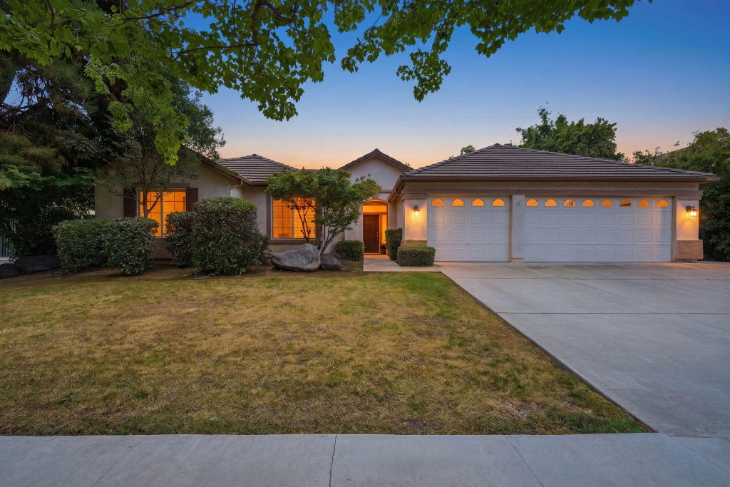 Photo of 6111 W Pryor Avenue, Visalia, CA 93277 (MLS # 241995)