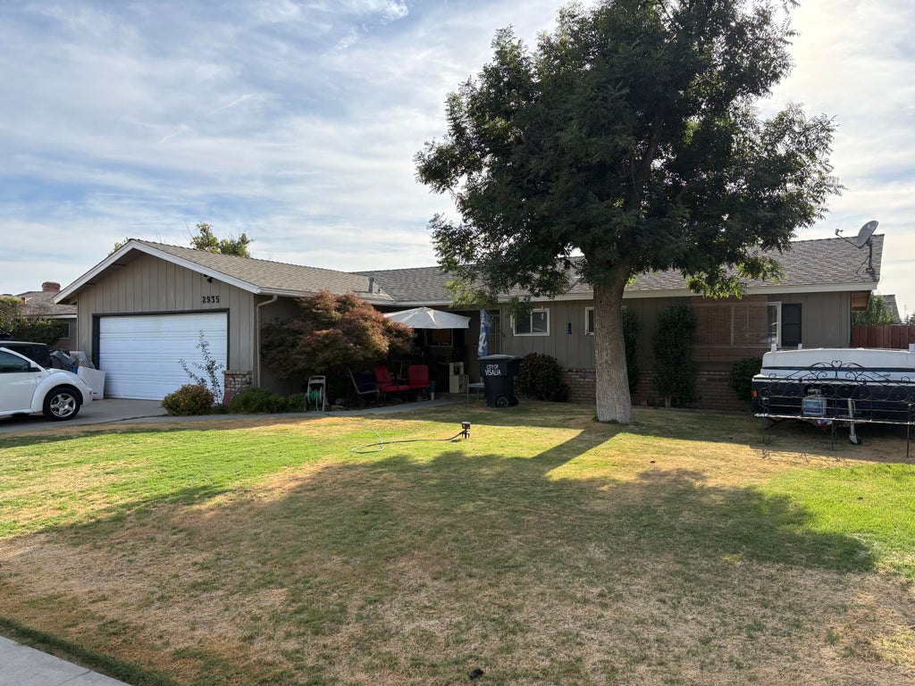 Photo of 2935 S Verde Vista Street, Visalia, CA 93277 (MLS # 243647)