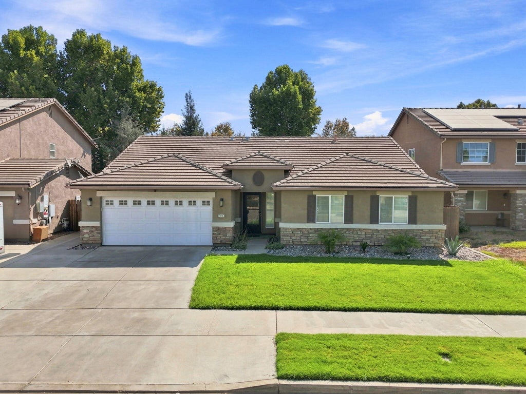 Photo of 3038 N Linda Vista Court, Visalia, CA 93291 (MLS # 243925)