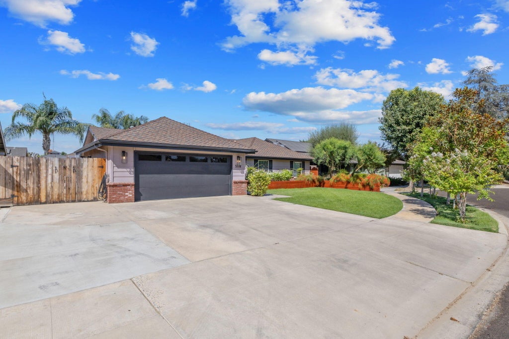 Photo of 3118 W Dorothea Avenue, Visalia, CA 93277 (MLS # 243897)