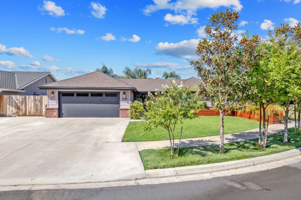 Photo of 3118 W Dorothea Avenue, Visalia, CA 93277 (MLS # 243897)