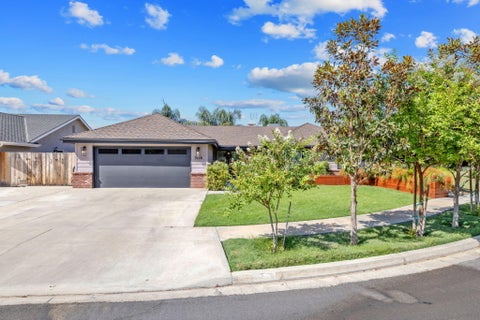 Photo of 3118 W Dorothea Avenue, Visalia, CA 93277 (MLS # 243897)