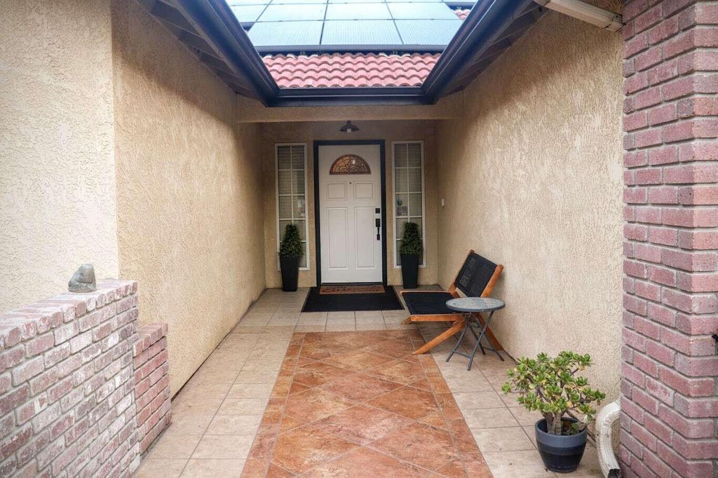 Photo of 1022 N Crenshaw Court, Visalia, CA 93291 (MLS # 240180)