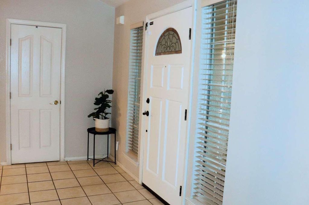 Photo of 1022 N Crenshaw Court, Visalia, CA 93291 (MLS # 240180)