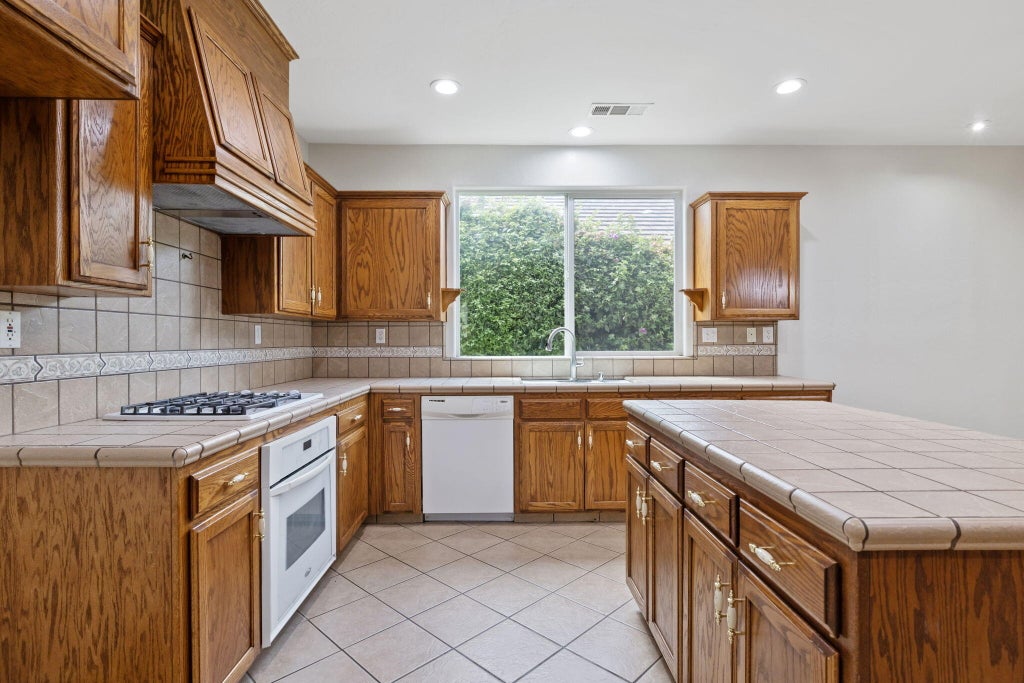 Photo of 3011 S Tipton Court, Visalia, CA 93292 (MLS # 243463)