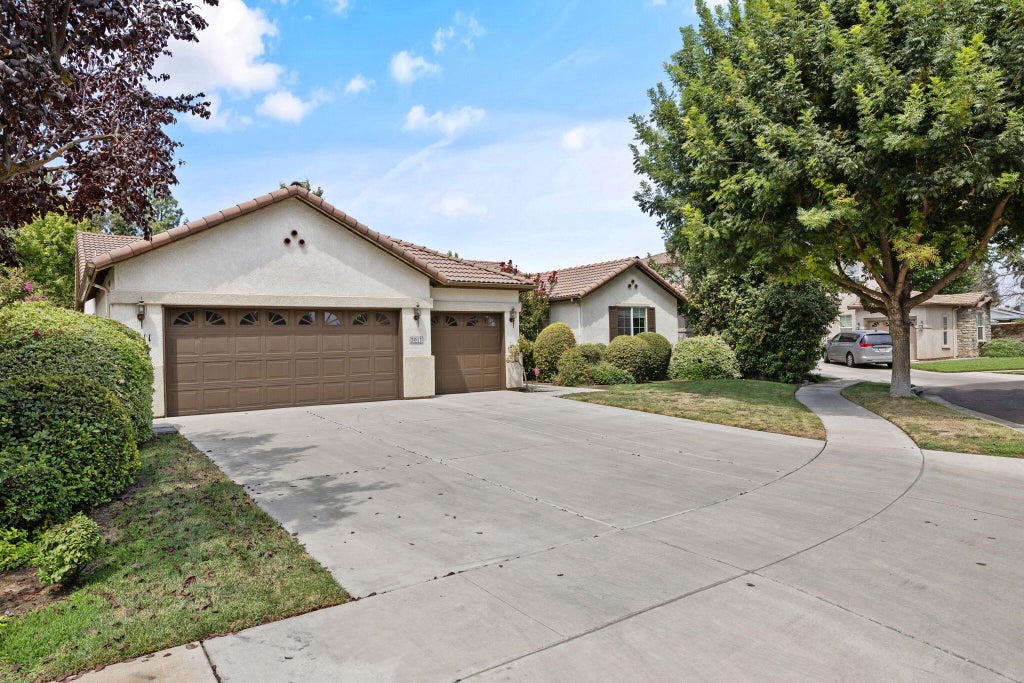 Photo of 3011 S Tipton Court, Visalia, CA 93292 (MLS # 243463)