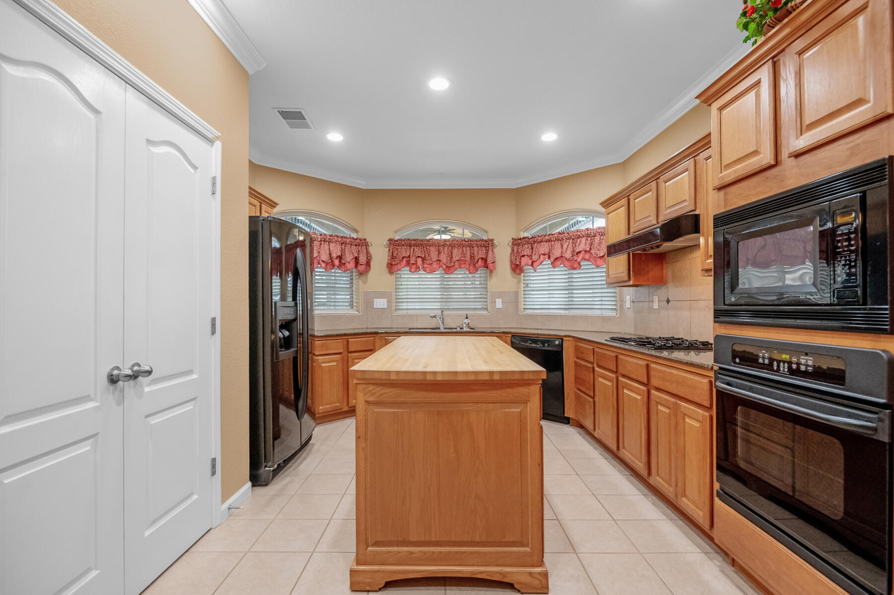 Visalia, California 93291, United States, 4 Bedrooms Bedrooms, ,2 BathroomsBathrooms,Residential,Pending,7677