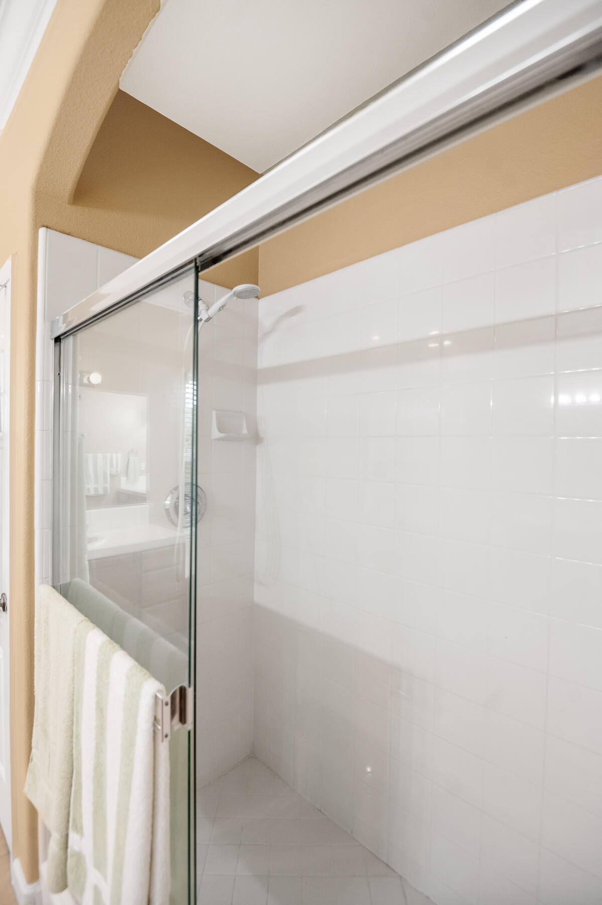 Visalia, California 93291, United States, 4 Bedrooms Bedrooms, ,2 BathroomsBathrooms,Residential,Pending,7677