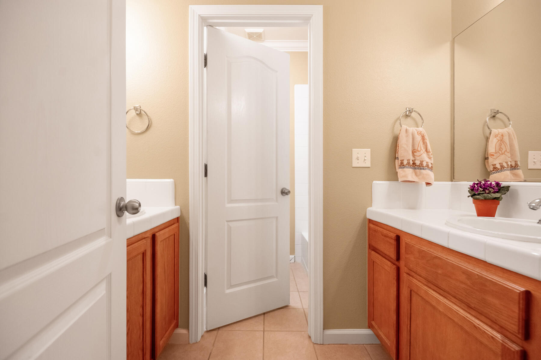 Visalia, California 93291, United States, 4 Bedrooms Bedrooms, ,2 BathroomsBathrooms,Residential,Pending,7677