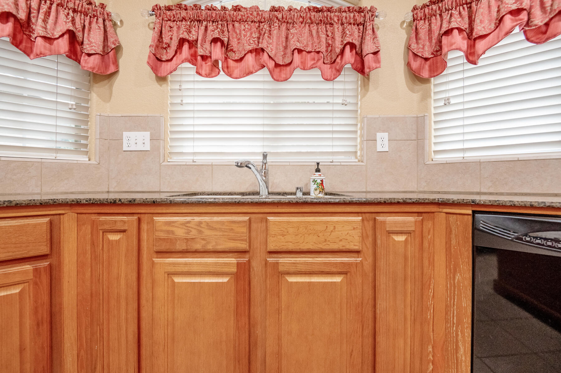 Visalia, California 93291, United States, 4 Bedrooms Bedrooms, ,2 BathroomsBathrooms,Residential,Pending,7677