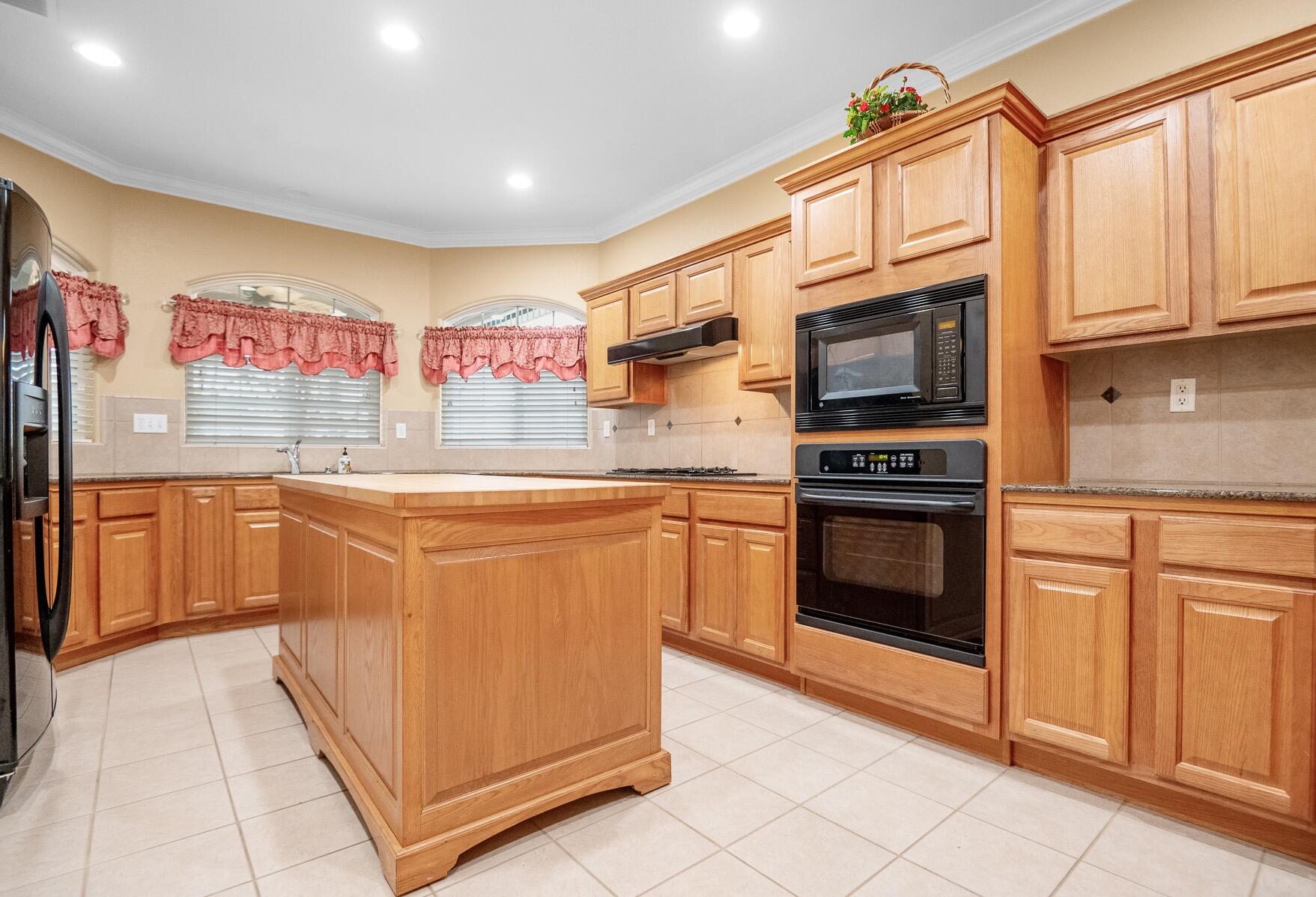 Visalia, California 93291, United States, 4 Bedrooms Bedrooms, ,2 BathroomsBathrooms,Residential,Pending,7677