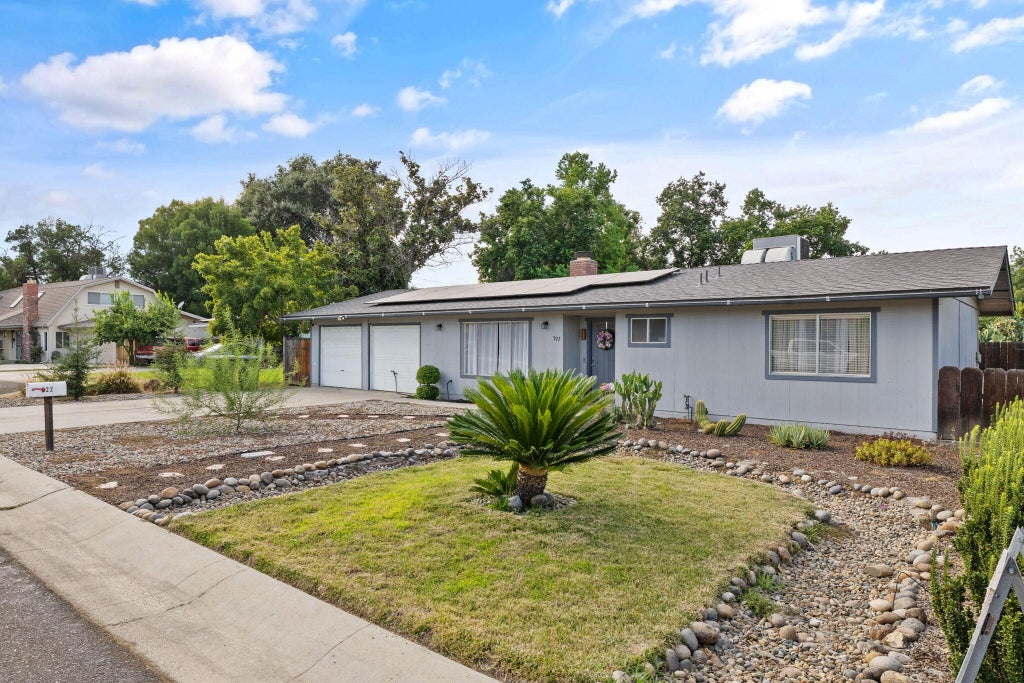Photo of 922 W Feemster Avenue, Visalia, CA 93277 (MLS # 243040)