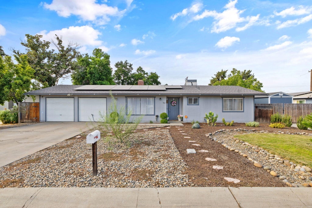 Photo of 922 W Feemster Avenue, Visalia, CA 93277 (MLS # 243040)