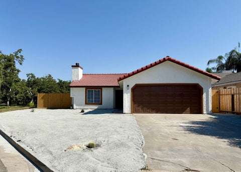 Photo of 996 W Petunia Street, Farmersville, CA 93223 (MLS # 243345)