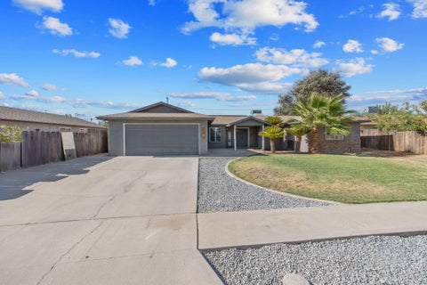 Photo of 916 E Elm Street, Hanford, CA 93230 (MLS # 244222)
