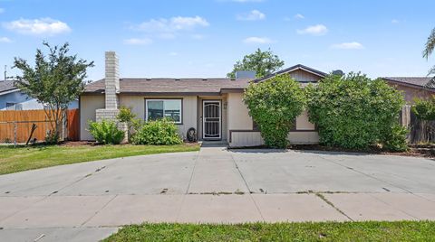 Photo of 754 N West Street, Tulare, CA 93274 (MLS # 241663)
