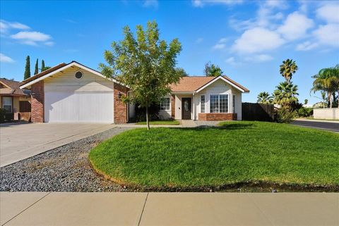 Photo of 2202 Cottonwood Court, Hanford, CA 93230 (MLS # 237709)
