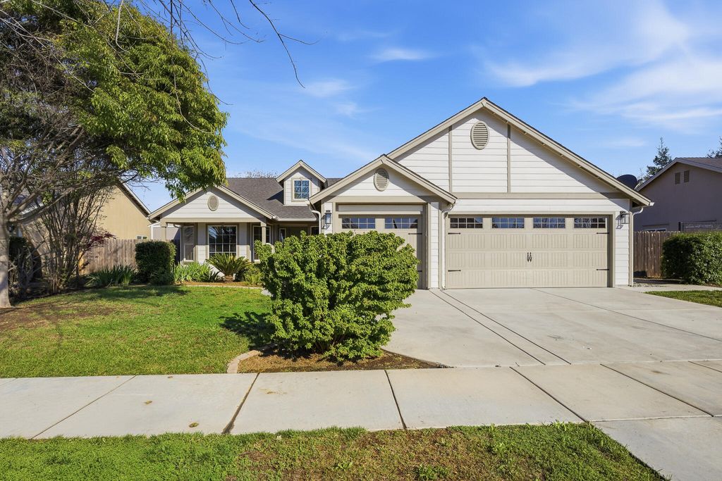 Photo of 2648 N Vickie Street, Visalia, CA 93291 (MLS # 240559)