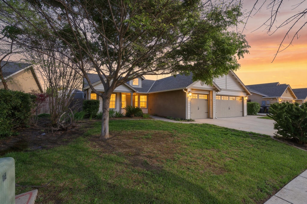 Photo of 2648 N Vickie Street, Visalia, CA 93291 (MLS # 240559)