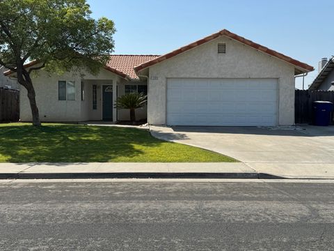 Photo of 1205 Hawthorn Street, Hanford, CA 93230 (MLS # 237315)