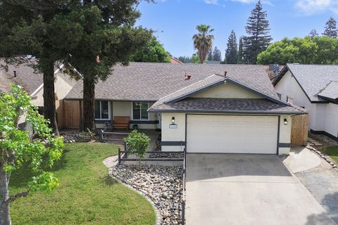 Photo of 1136 N Atwood Street, Visalia, CA 93291 (MLS # 241079)