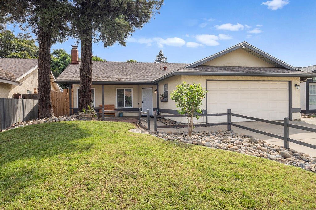Photo of 1136 N Atwood Street, Visalia, CA 93291 (MLS # 241079)