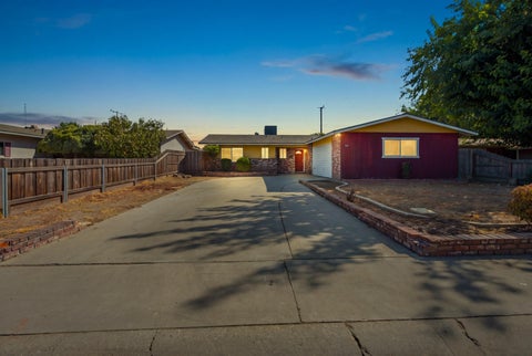 Photo of 643 E Kaweah Avenue, Visalia, CA 93292 (MLS # 243934)