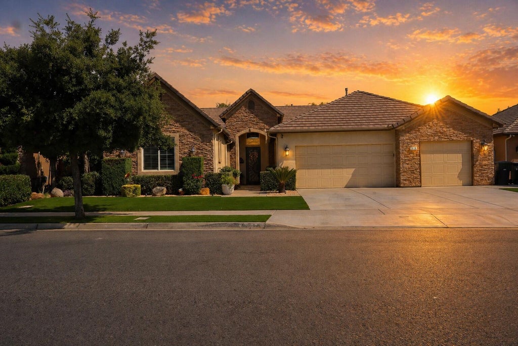 Photo of 6516 W Wren Avenue, Visalia, CA 93291 (MLS # 241490)