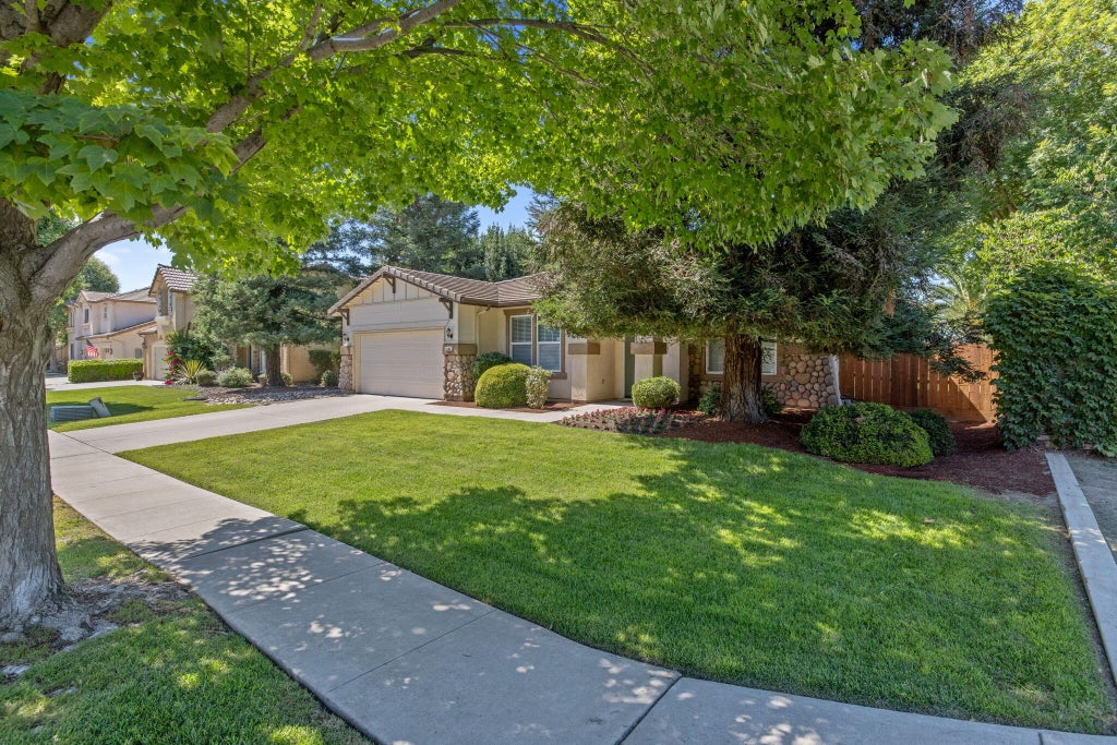 Photo of 6104 W Laura Avenue, Visalia, CA 93277 (MLS # 242130)