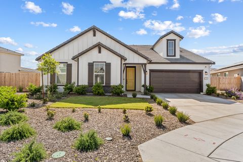 Photo of 179 Ocean Court, Tulare, CA 93274 (MLS # 238171)