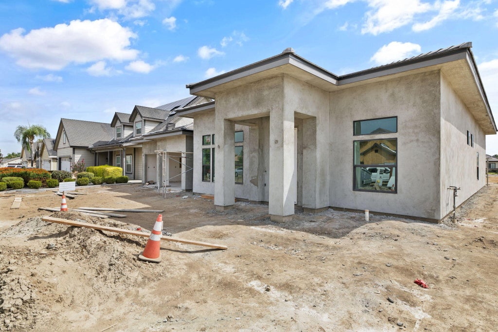 Photo of 4250 S Silvervale Street, Visalia, CA 93277 (MLS # 242252)