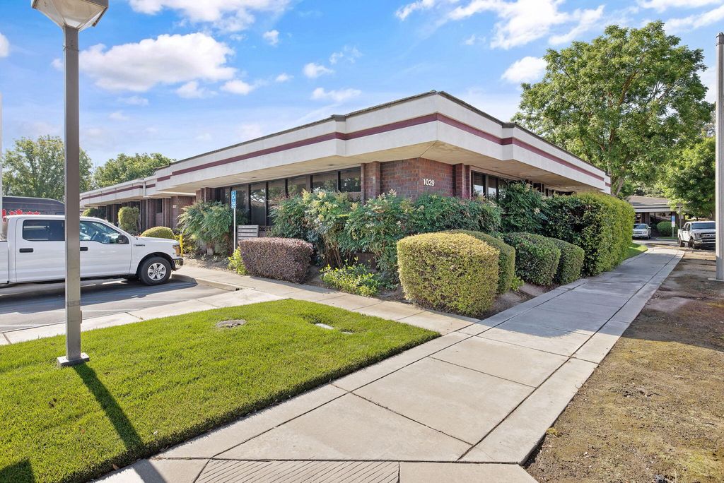 Photo of 1029 N Demaree, Visalia, CA 93291 (MLS # 241785)