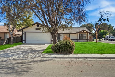 Photo of 166 N Lyndsay Way, Dinuba, CA 93618 (MLS # 244252)