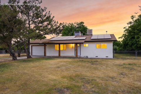 Photo of 416 W Addie Avenue, Tulare, CA 93274 (MLS # 242126)