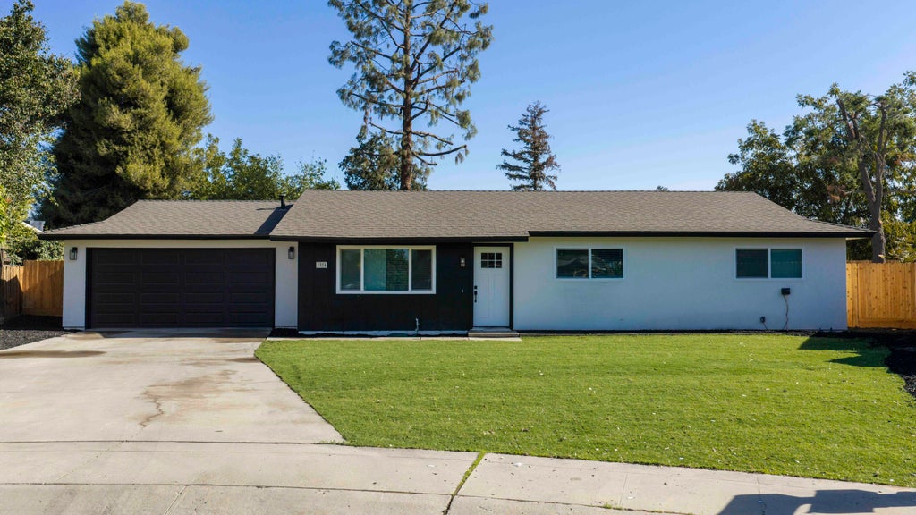 Photo of 1924 S Tipton Court, Visalia, CA 93292 (MLS # 244566)