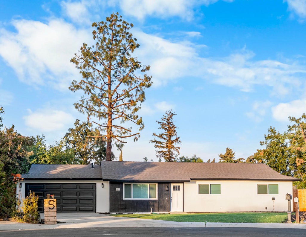 Photo of 1924 S Tipton Court, Visalia, CA 93292 (MLS # 244566)