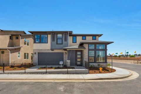 Photo of 923 Lisbon Avenue, Tulare, CA 93274 (MLS # 235144)