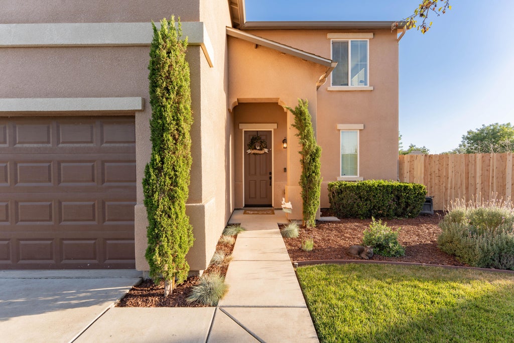 Photo of 2335 W Flagstaff Court, Visalia, CA 93291 (MLS # 241799)
