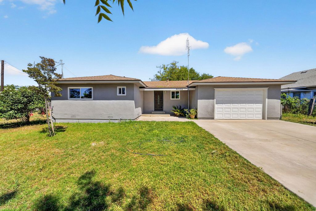 Photo of 32598 NW Grandview Street, Visalia, CA 93291 (MLS # 241848)