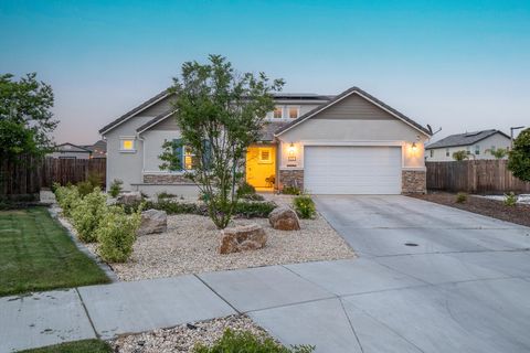 Photo of 801 Howard Street, Kingsburg, CA 93631 (MLS # 242039)