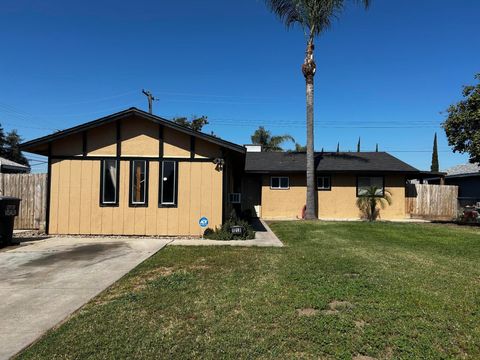 Photo of 1019 N Gowdy Street, Visalia, CA 93292 (MLS # 241402)