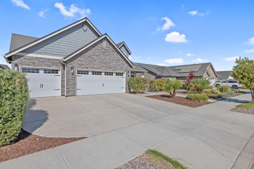 Photo of 2521 N Fontana Street, Visalia, CA 93291 (MLS # 243972)