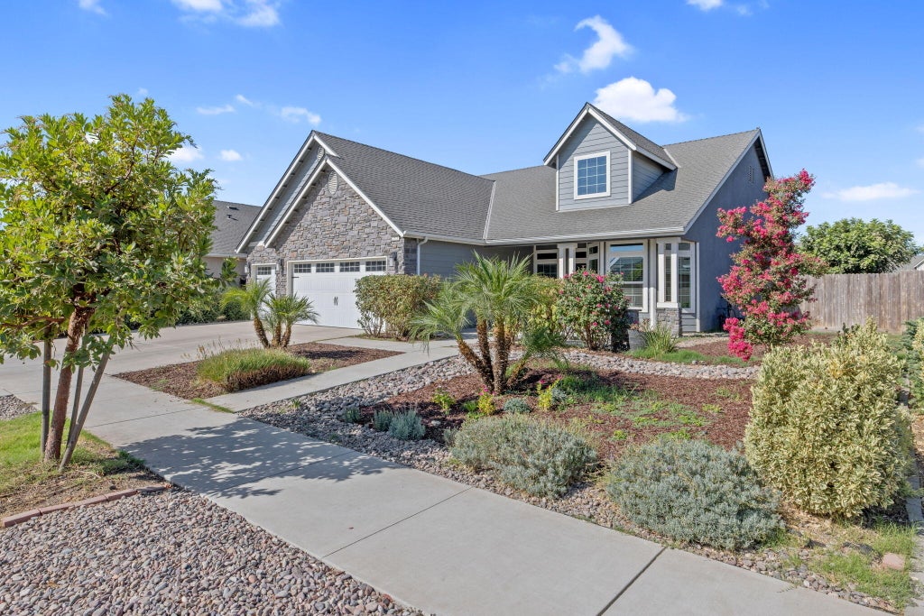 Photo of 2521 N Fontana Street, Visalia, CA 93291 (MLS # 243972)